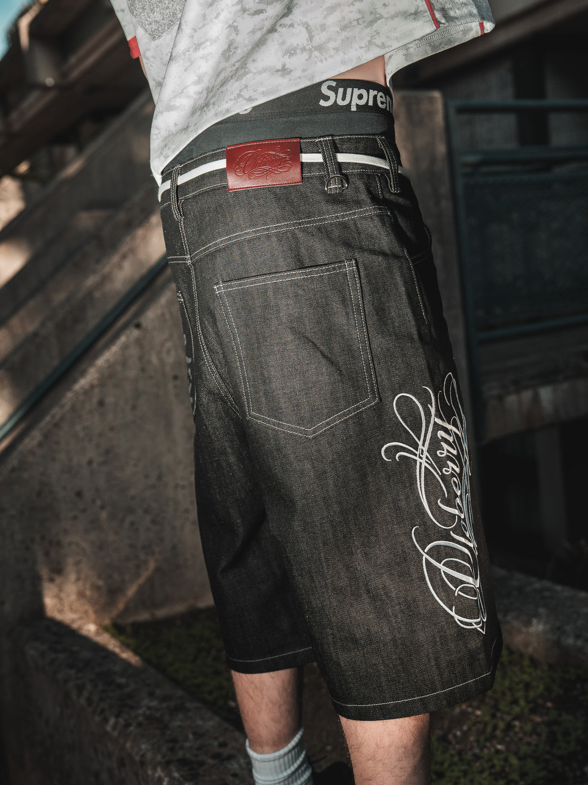 CALIGRAPHY RAW DENIM JORTS